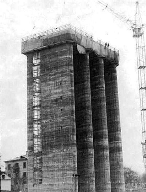 Исторические фото напоминают, как строилось здание Парламента Молдовы