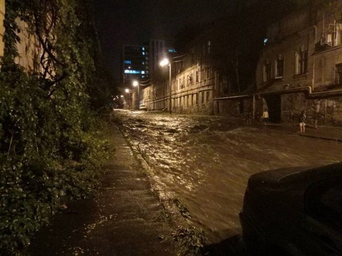 В Одессе ливень смыл асфальт с улицы