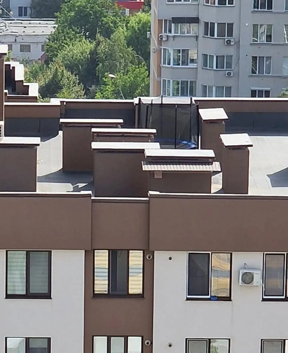 В Кишиневе на крыше многоэтажки появился еще один батут