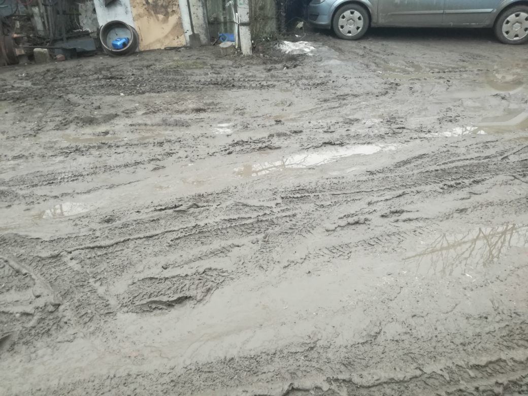 Пригород столицы "утонул" в грязи