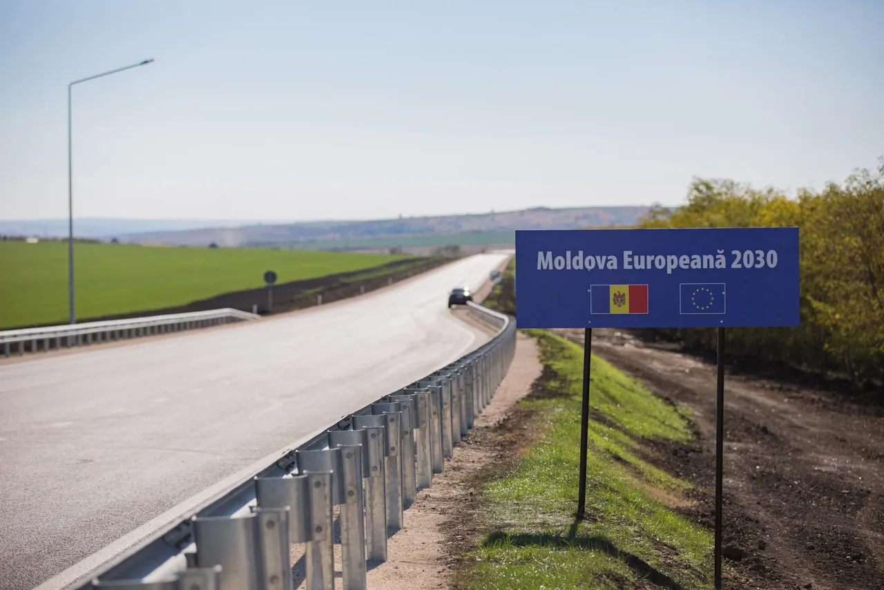 На одной из национальных трасс сбили столбы и украли светильники
