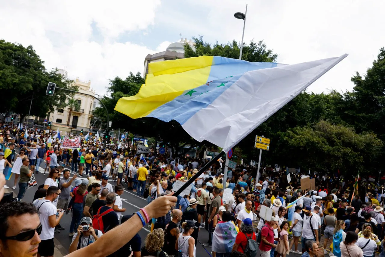 На Канарах прошли демонстрации против массового туризма