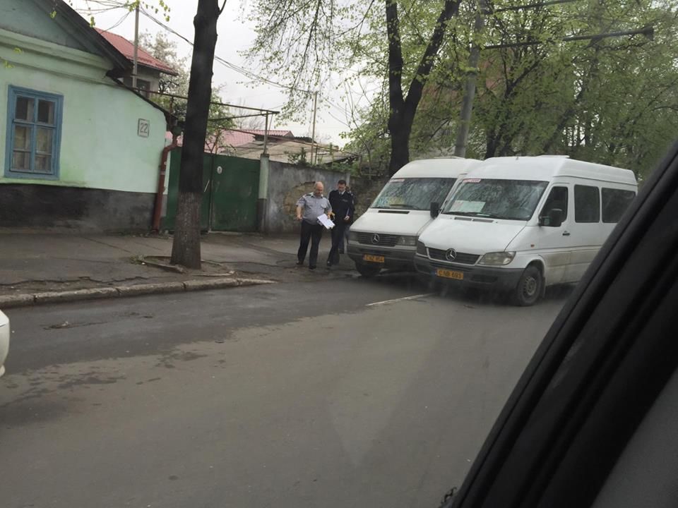 Două microbuze s-au ciocnit în plină stradă