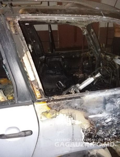 В Комрате сгорел припаркованный у многоэтажки автомобиль