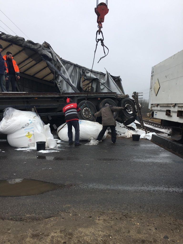 В Шолданештском районе произошла авария на железной дороге: поезд сбил фуру