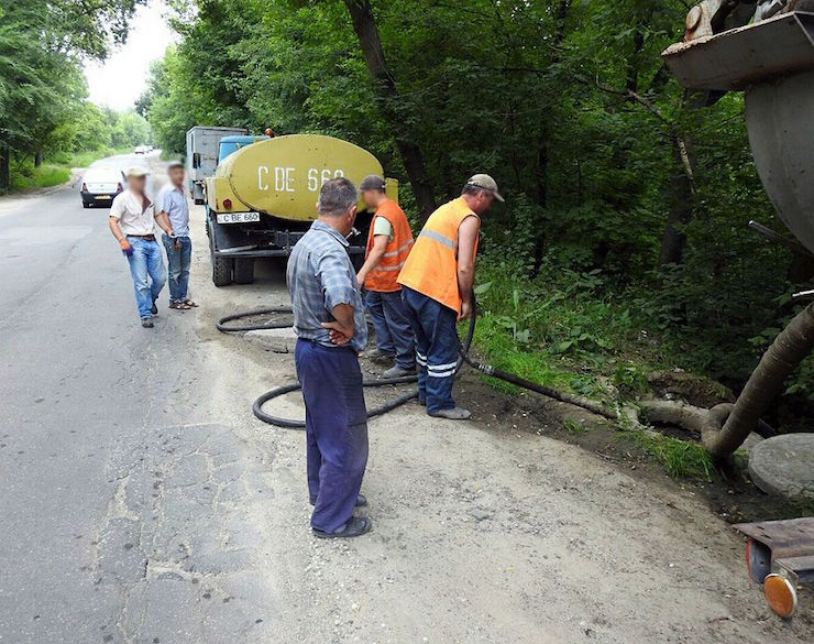 Работники Apă-Canal Chişinău сливают отходы в ручей, питающий кишиневские озёра