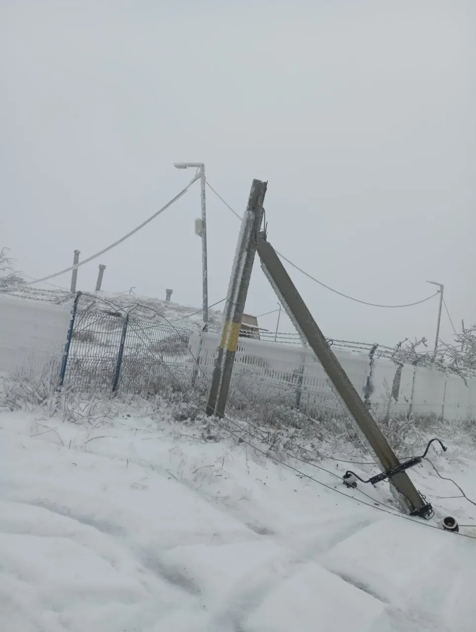 15.000 de consumatori au rămas fără curent electric în urma depunerii chiciurei