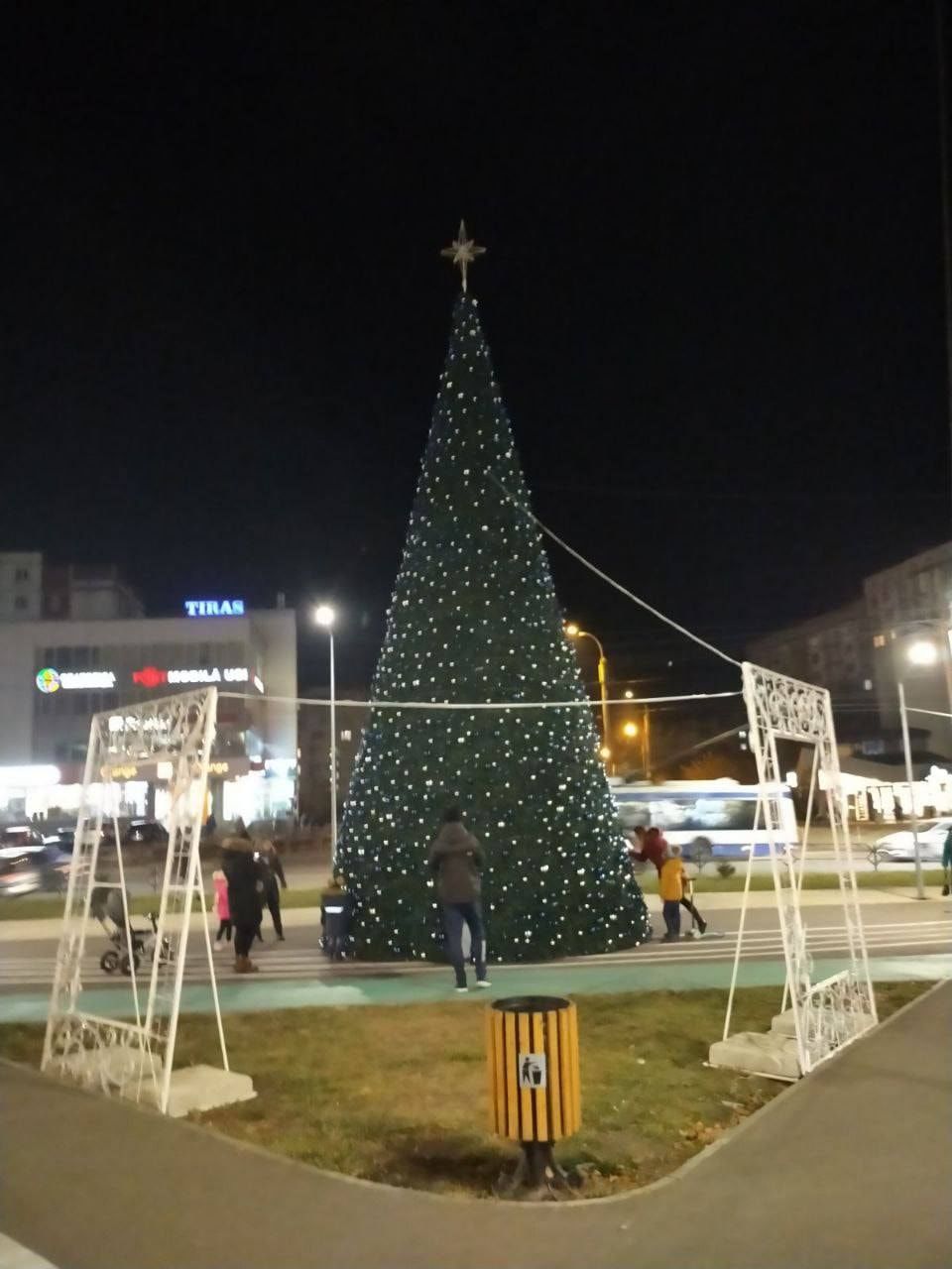 Кишинев начали украшать к праздникам