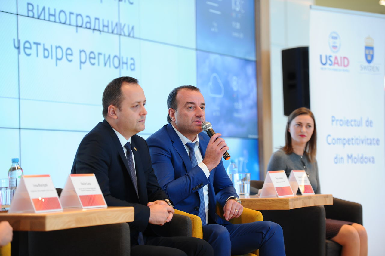 Пассажиров Кишиневского Аэропорта тепло встречают в канун Дня вина ®