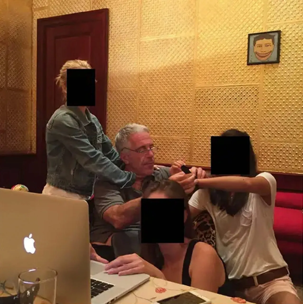 În noile fotografii din dosarul Epstein este surprinsă o tânără din Rusia și cartea „Lolita”