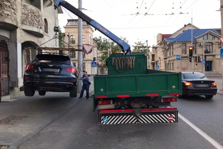 Водитель мотоцикла, угрожавший полицейским, и его друг на Bentley были под наркотиками