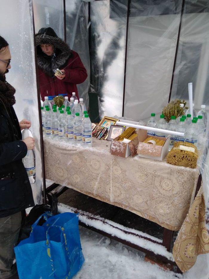 Agheasmă îmbuteliată, de vânzare lângă o biserică de la Ciocana