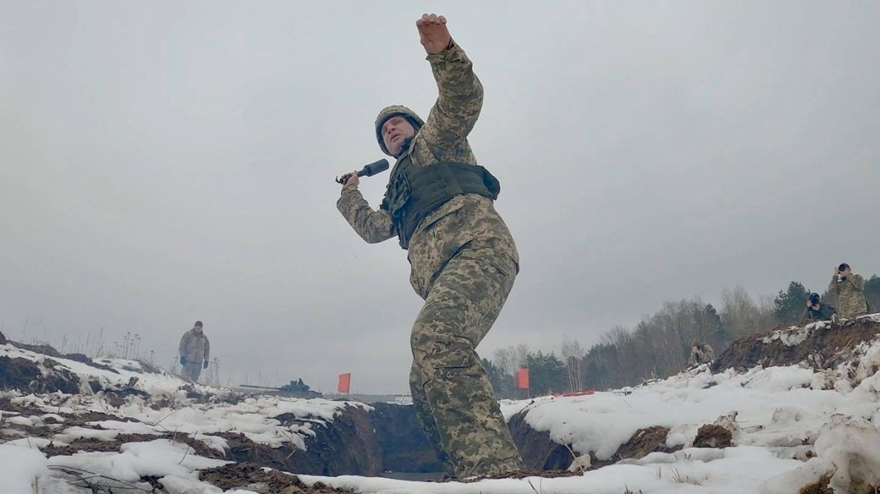 Кличко лег под танк во время тренировки на полигоне