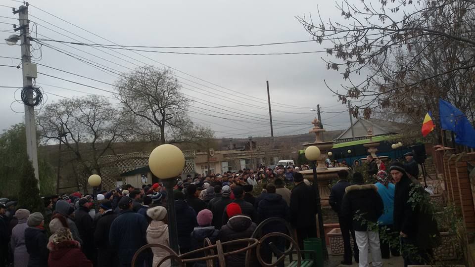 Протест в Пухой: Местные жители требуют открытия регулярных рейсов в столицу
