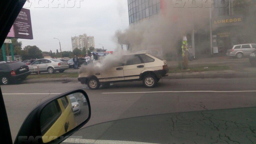 На столичной улице Кантемира дотла сгорел автомобиль