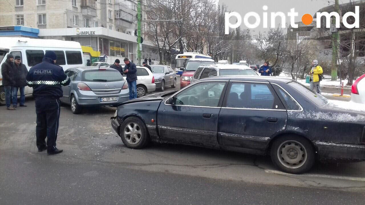 На Ботанике столкнулись сразу четыре автомобиля