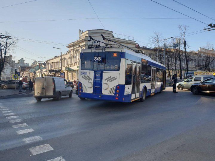 В столице автомобиль столкнулся с троллейбусом