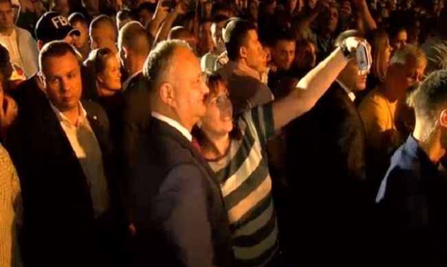 Înconjurat de bodyguarzi, Dodon a făcut baie de mulţime în PMAN