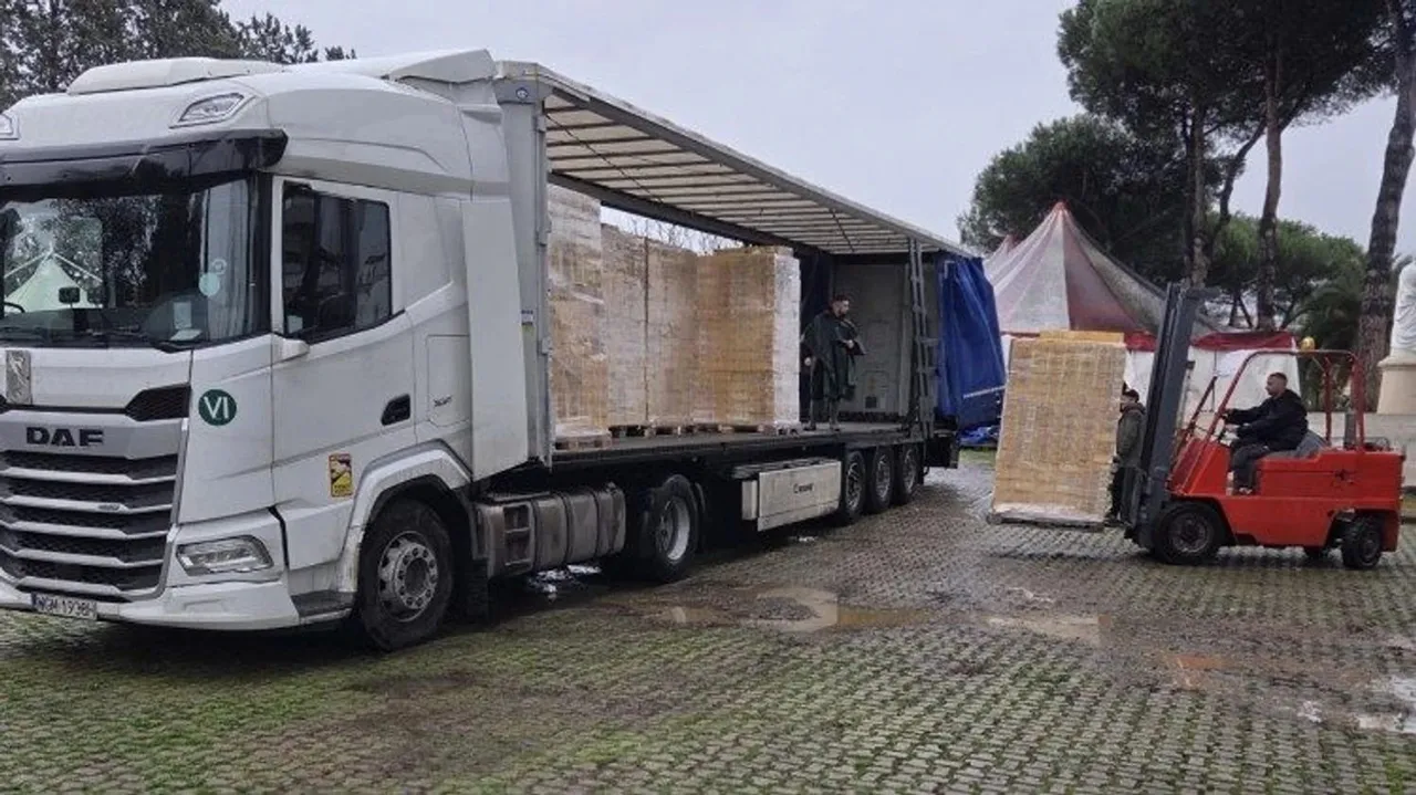 Papa de la Roma a trimis în Ucraina trei camioane cu supe instant