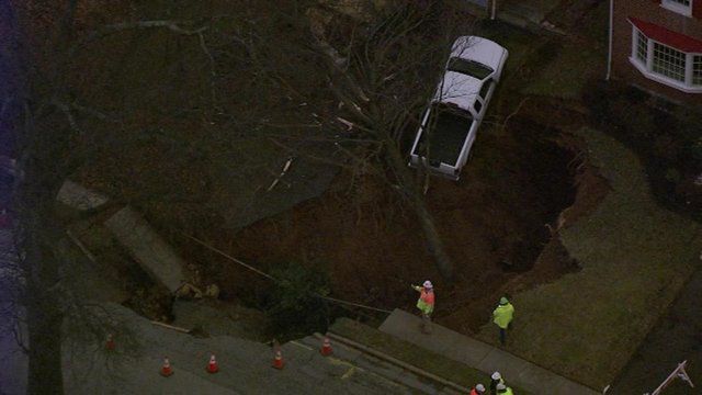 В США огромная дыра едва не проглотила дом и автомобиль
