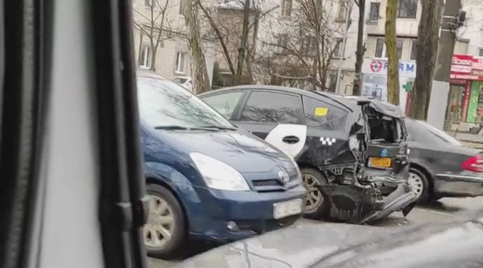 В Кишиневе эвакуатор врезался в такси на пешеходном переходе