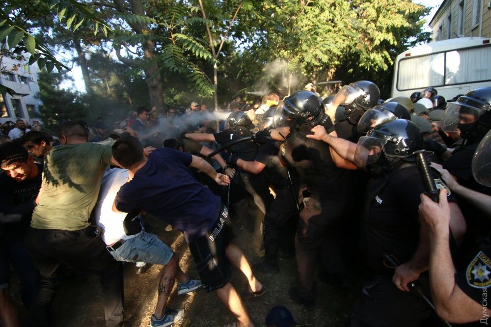 Против противников приговора по делу о беспорядках в Одессе применили слезоточивый газ