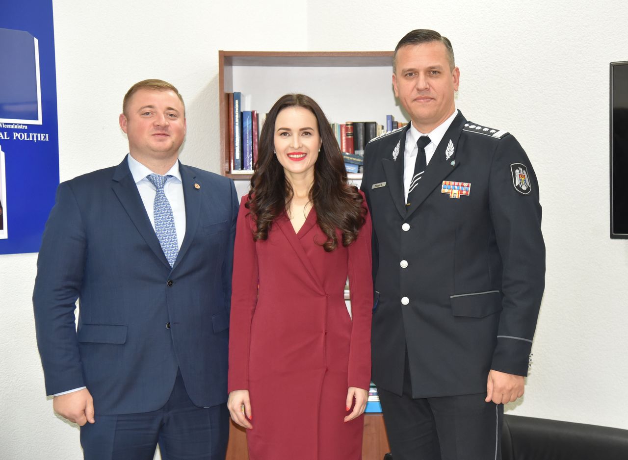 Молдавские полицейские развивают свои навыки общения