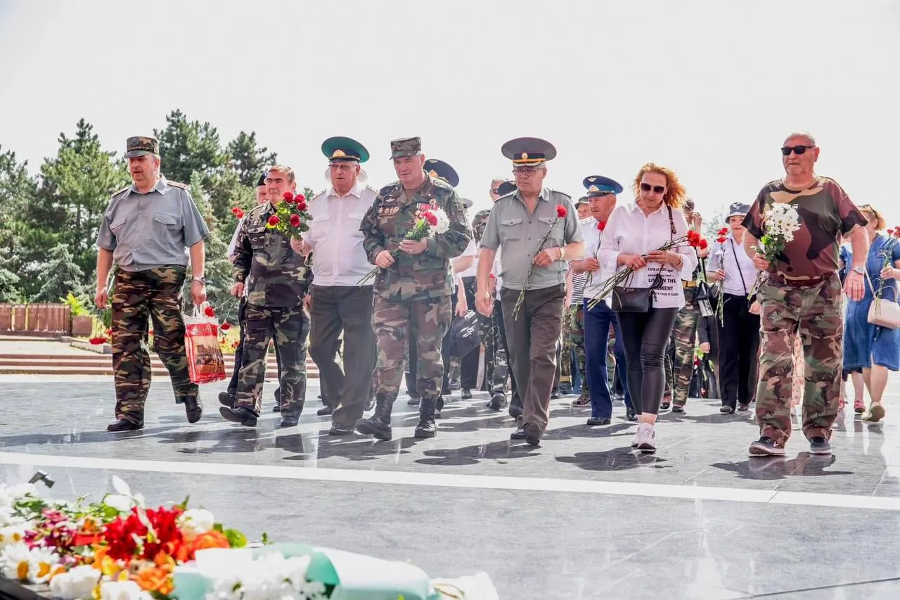 В Кишиневе возложили цветы к Вечному огню на Мемориале «Вечность»