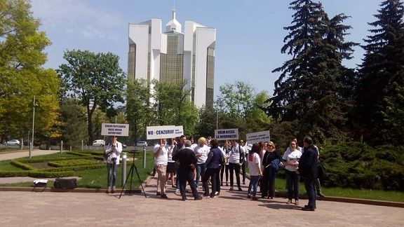 По случаю Международного дня свободы прессы молдавские журналисты пикетировали парламент