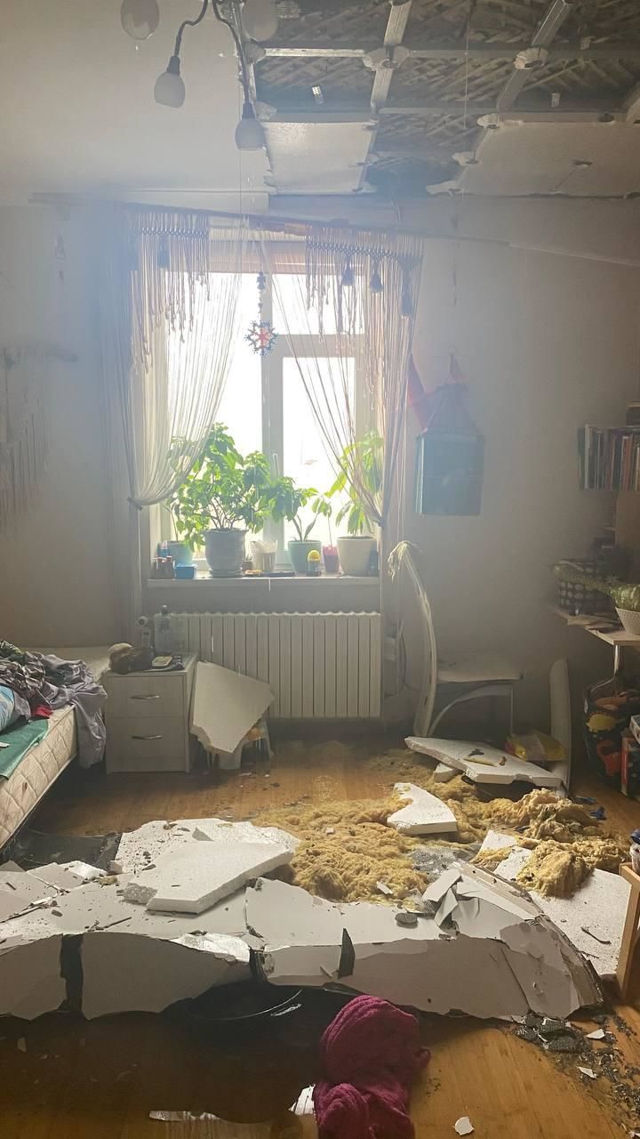 В столице затоплена квартира: течет горячая вода, падает потолок
