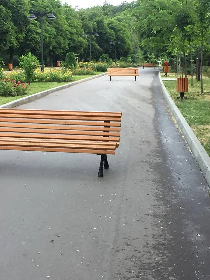 В Кишиневе вандалы перегородили главную аллею в парке «Долина Роз» скамейками