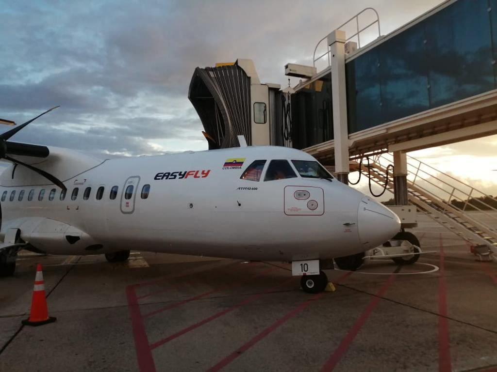Момент столкновения пассажирского самолета с телетрапом в Колумбии попал на видео