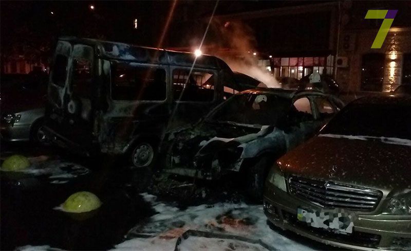 Incendii puternice în trei parcări din Odesa. Cel puţin 20 de maşini au ars ca nişte torţe