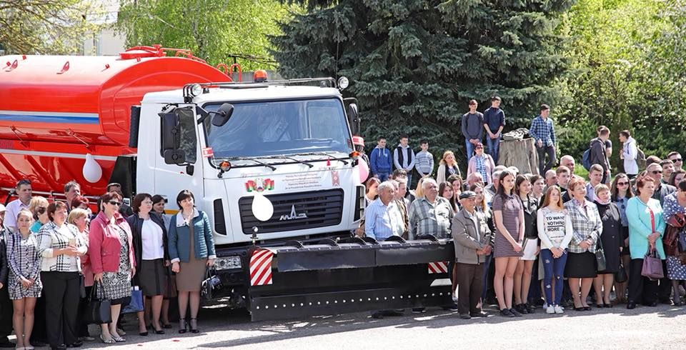 Додон распределяет по республике подаренную Лукашенко технику