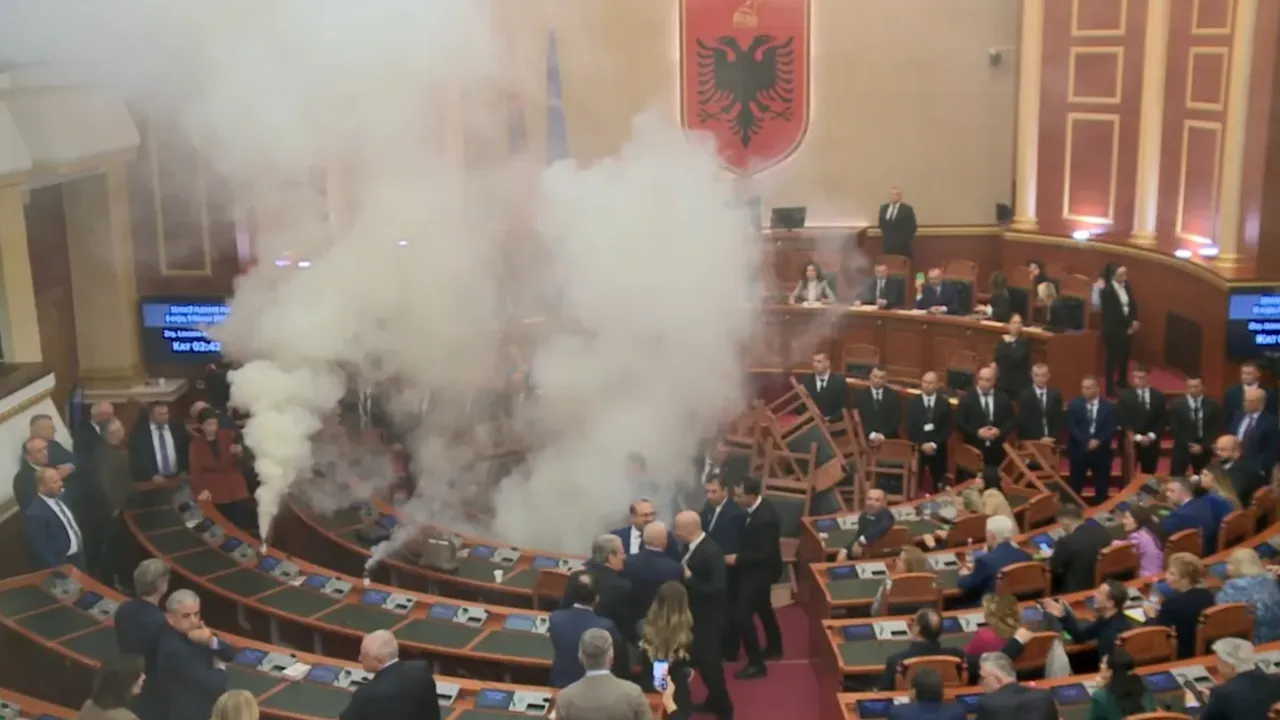 В Албании оппозиционные депутаты устроили пожар в сессионном зале