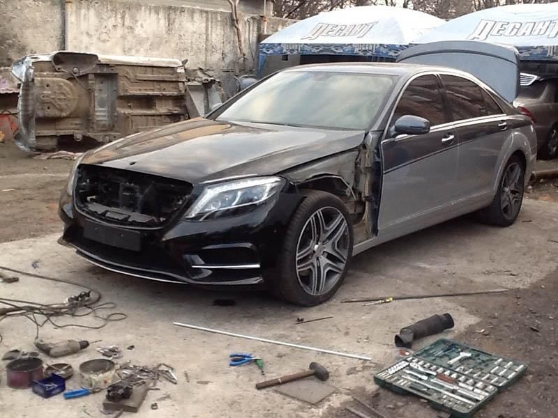 Nu avea bani de noul model Mercedes, aşa că l-a tăiat pe actualul