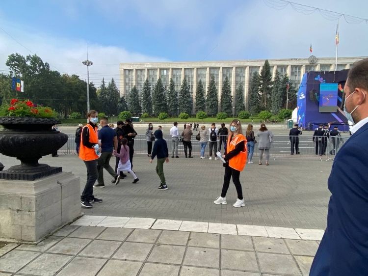 Примэрия организовала раздачу масок в центре Кишинева в День независимости