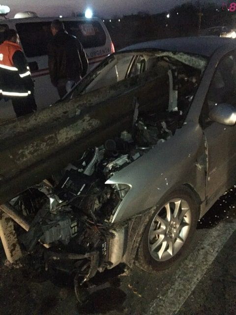 У села Мэгдэчешт автомобиль врезался в барьерное ограждение