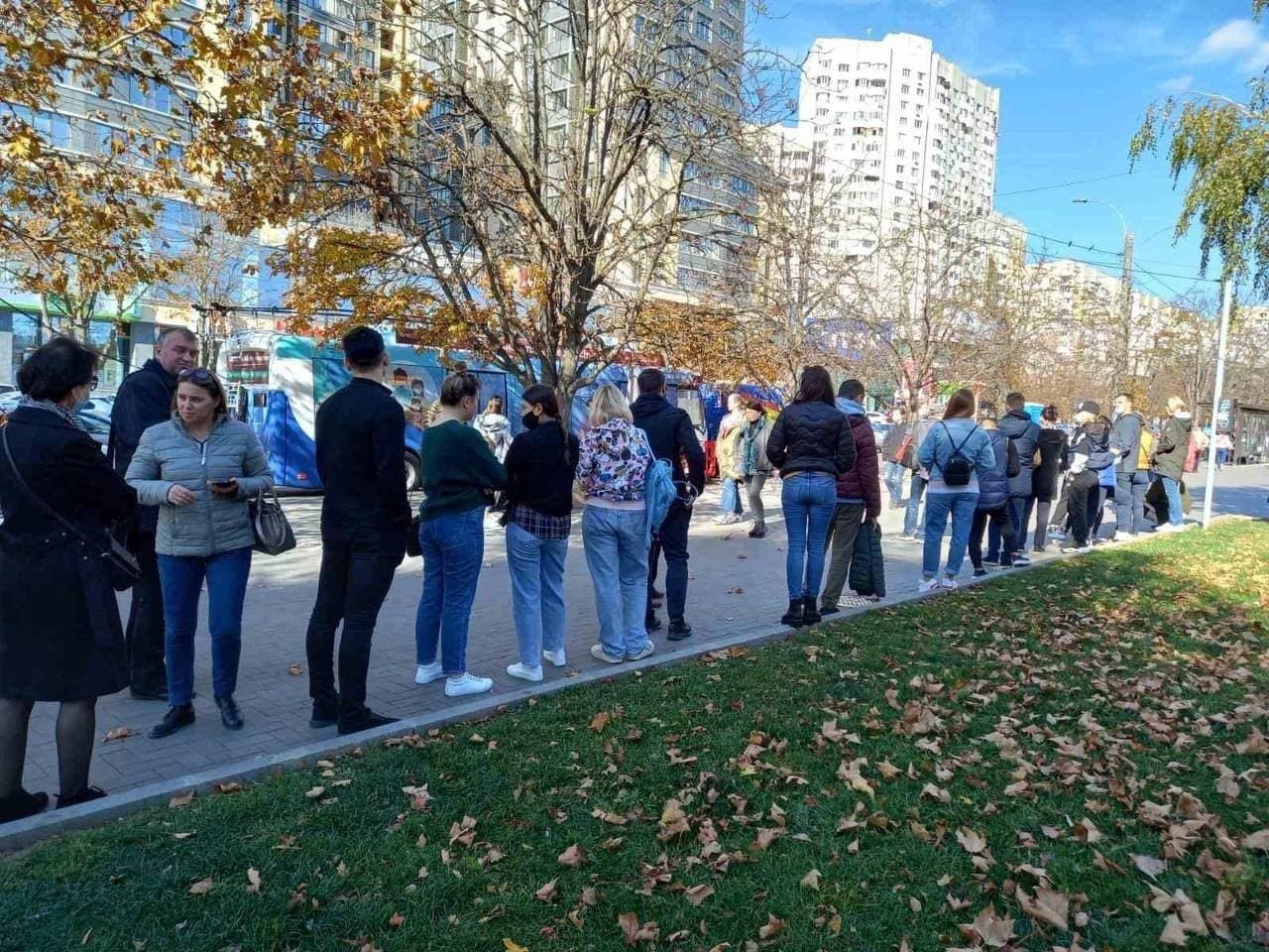 На Рышкановке образовалась очередь возле мобильного пункта вакцинации