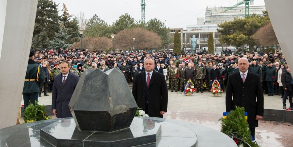 Первые лица страны почтили память погибших на войне в Афганистане