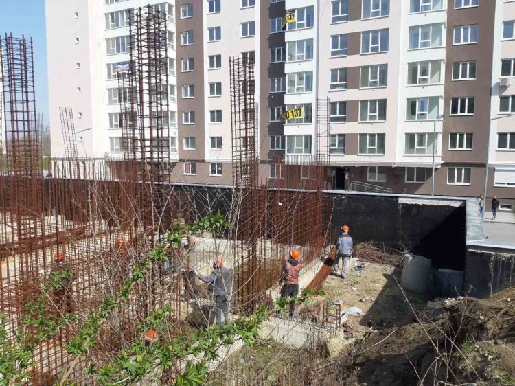 Начались работы по засыпке котлована на улице Николае Костин