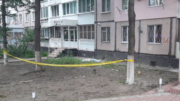 На Ботанике молодой парень выбросился из окна 6 этажа