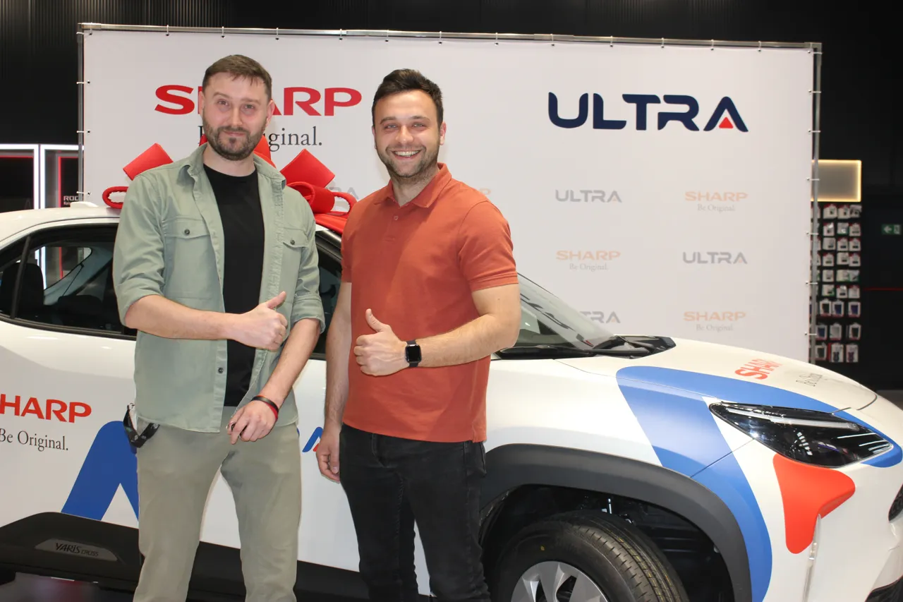 Победитель розыгрыша Ultra и Sharp забирает домой свой новый автомобиль