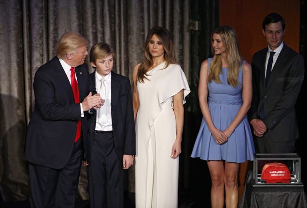 Melania Trump, în rochie scurtă la liturghia de Crăciun