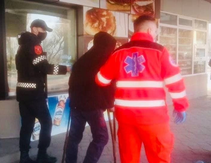 Жителя Бельц, лежащим без сознания на улице, нашли карабинеры: мужчина доставлен в больницу