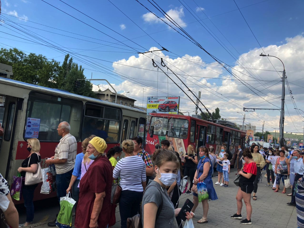 Несмотря на пандемию, в общественных местах толпятся люди