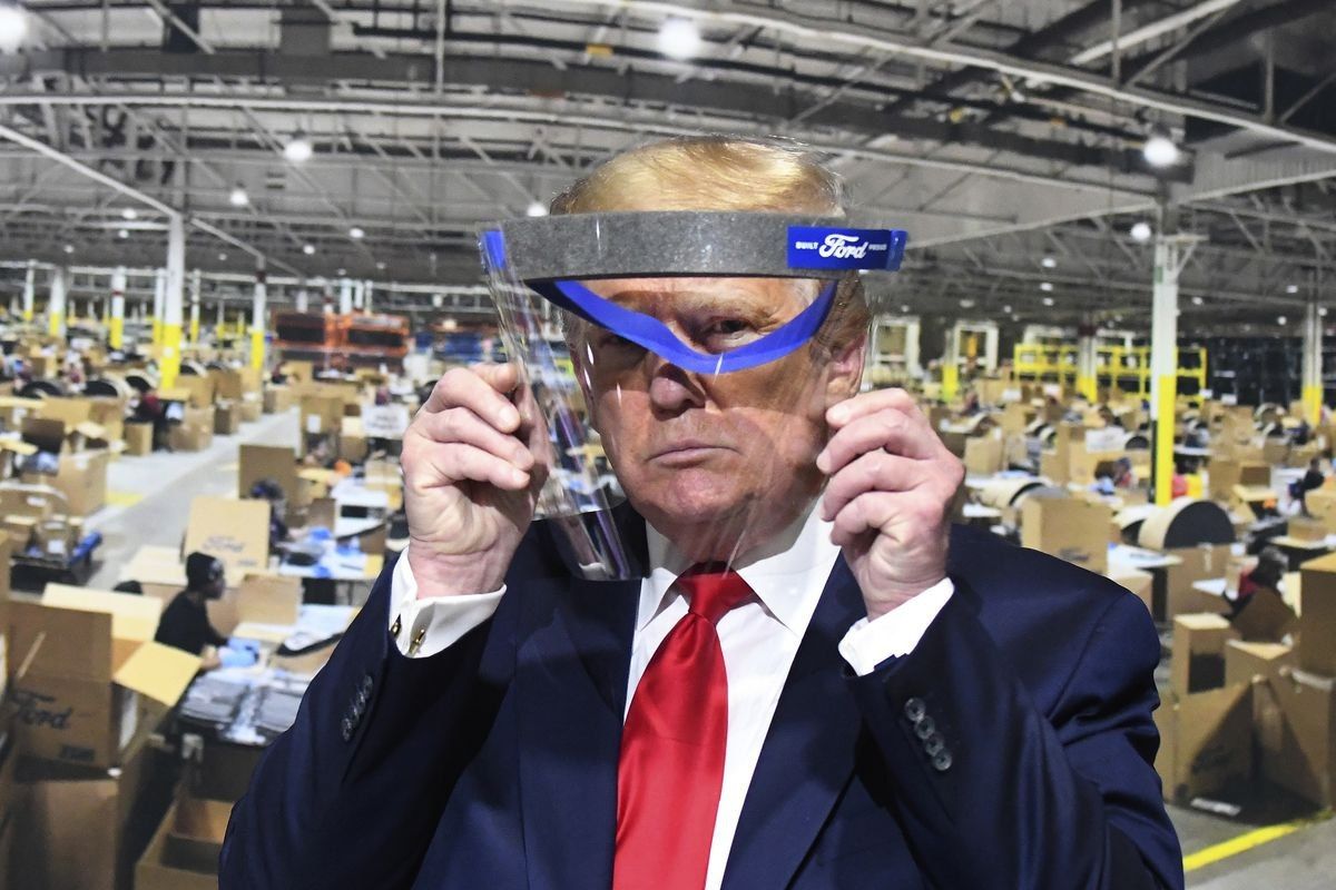 Трамп сравнил себя в маске с персонажем вестерна