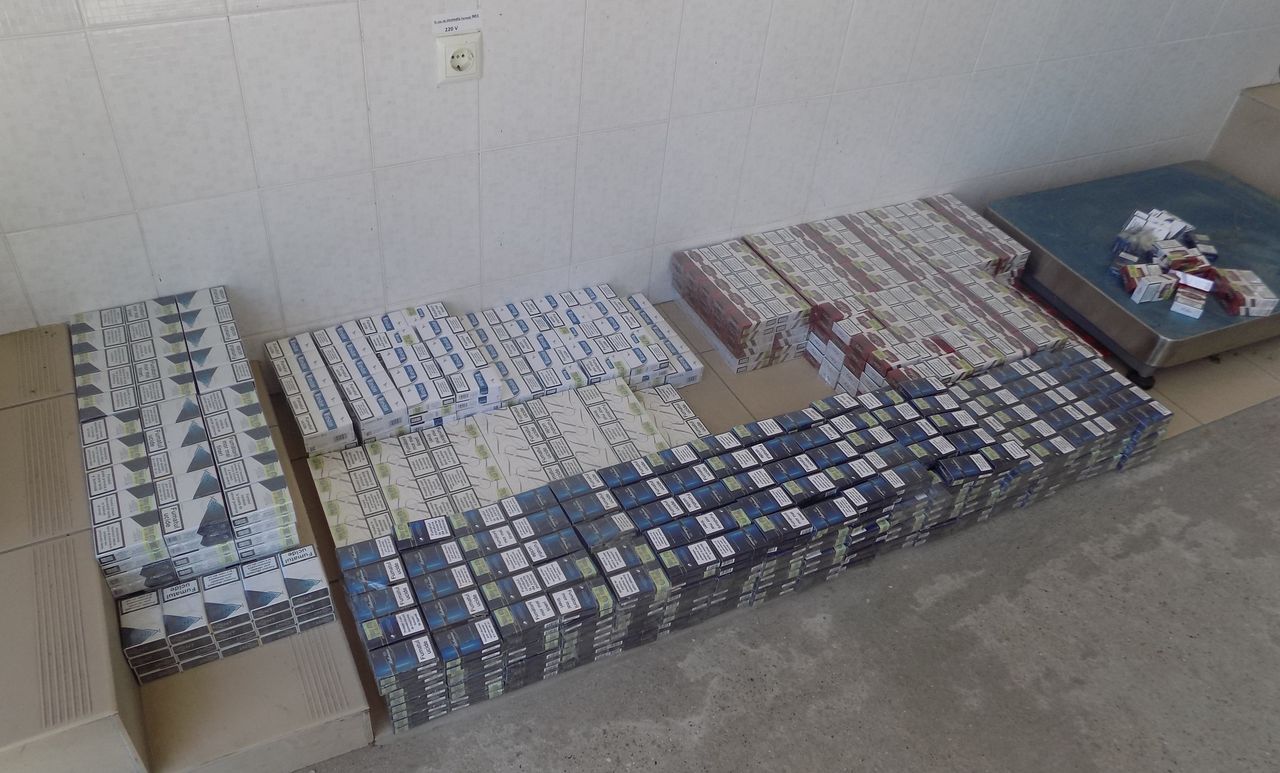 39.400 de țigarete nedeclarate, depistate de vameși în podeaua unui microbuz de rută