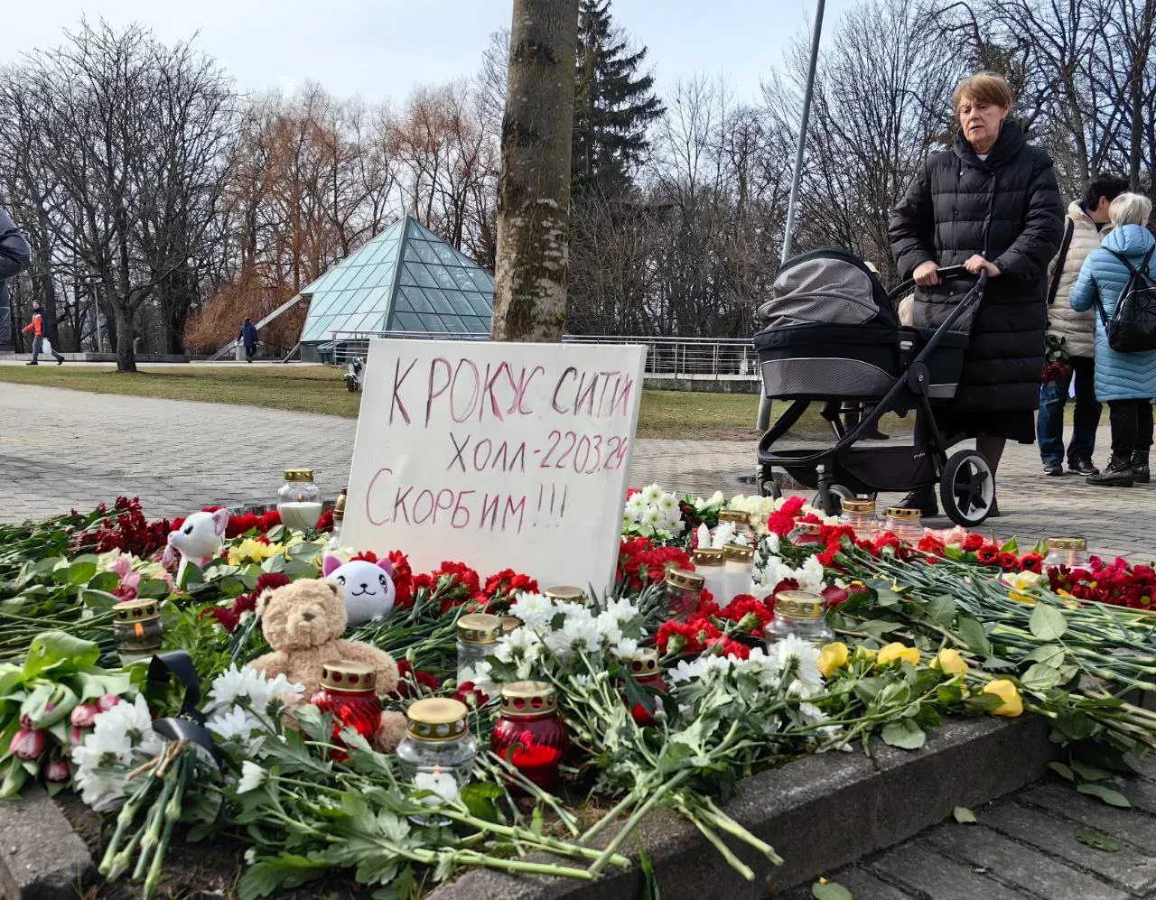 В Латвии полиция не пустила скорбящих с цветами к посольству России