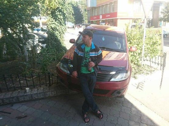 Accident mai puțin obișnuit la Buiucani: O Dacia a intrat cu viteză într-o grădină cu flori. Șoferul ar fi beat și drogat